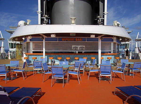 Wipe Out Bar na lodi Allure of the Seas.
