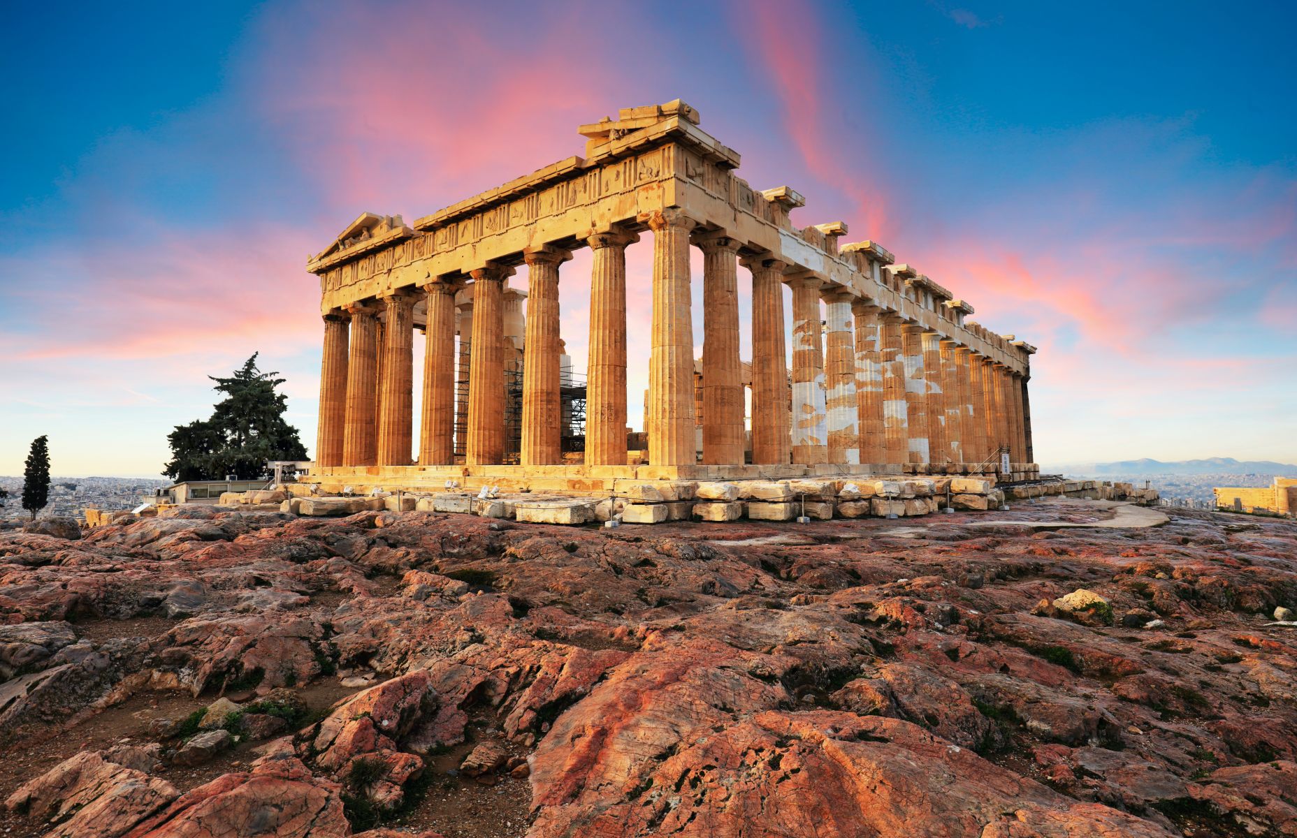 Athénský Parthenón při západu slunce, lze vidět při plavbě Řeckem.