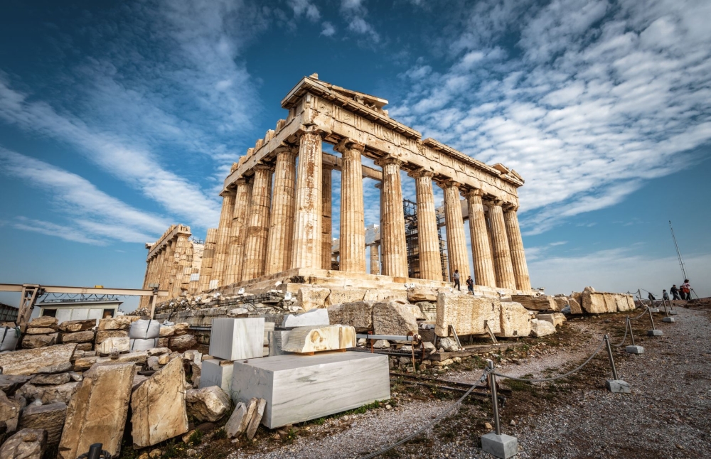 Parthenón v Athénách, antická památka kterou vidět při plavbě lodí Řeckem