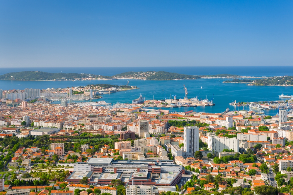 Přímořské francouzské město Toulon v letním příjemném dni.