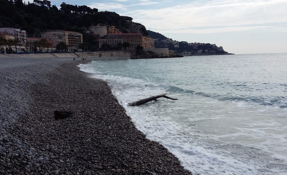 Pláž Castel beach v Nice.