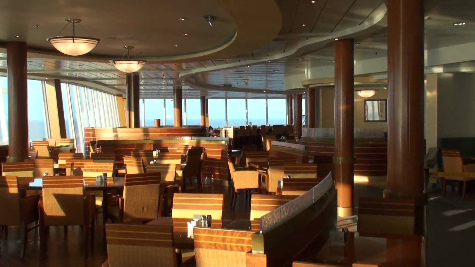 Viking Crown Lounge je bar postavený kolem lodního komínu.
