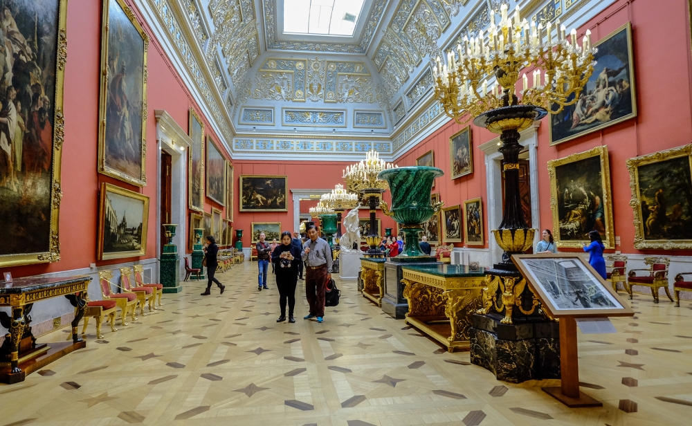 Ermitáž – jedno z největších a nejznámějších muzeí v Rusku založené Kateřinou II. Velikou a ukrývající na tři miliony cenných artefaktů.
