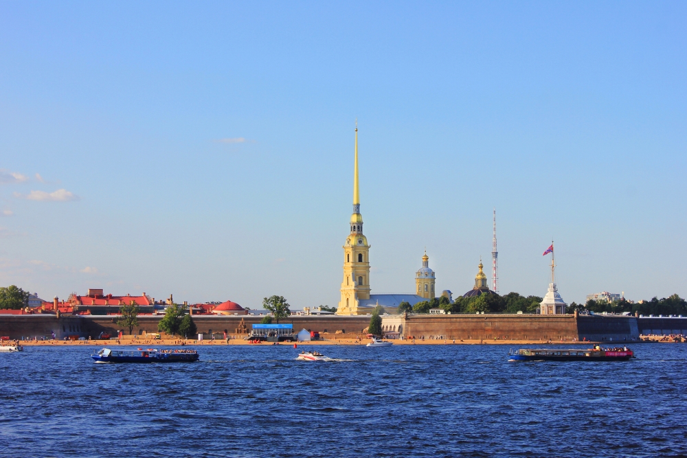 Navštivte Petropavlovskou pevnost na Zaječím ostrově. Vojenské zákoutí, jehož výstavba je považována za zrod Petrohradu.