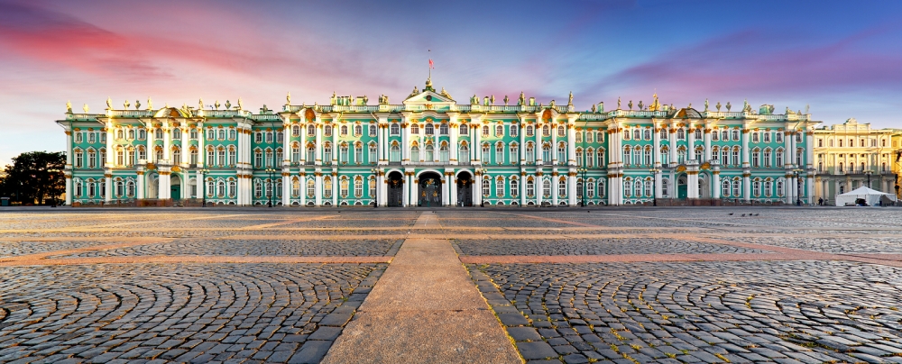 Zimní palác – bývalé císařské sídlo v barokním stylu disponující přibližně 1500 místnostmi. Navštivte například skvostný Alexandrovský sál.