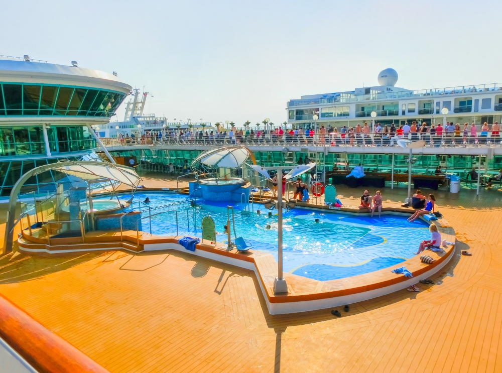 Bazén plný lidi na horní palubě zaoceánské výletní lodi.
