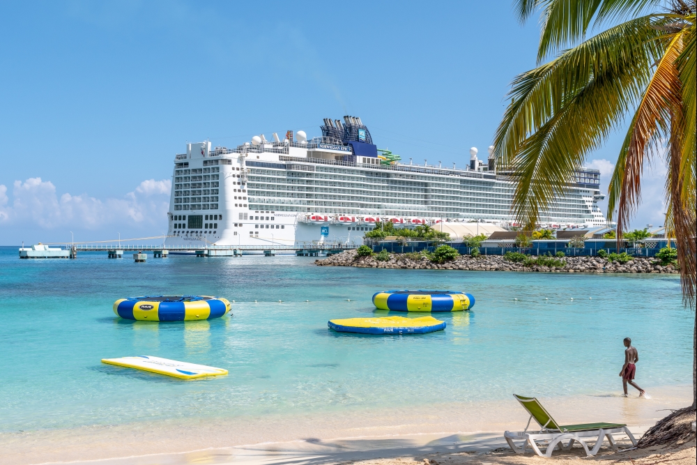 Loď z řady Norwegian Cruises u destinace Ocho Rios, Jamajka.