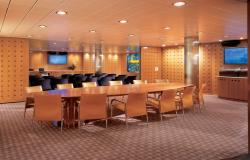 Celebrity Constellation - Celebrity Cruises - stůl v konferenční místnosti na lodi
