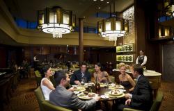 Celebrity Constellation - Celebrity Cruises - lidé při večeři u jídelního stolu v luxusní restauraci na lodi