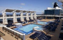Celebrity Eclipse - Celebrity Cruises - bazén a modrá opalovací lehátka na hlavní palubě lodi