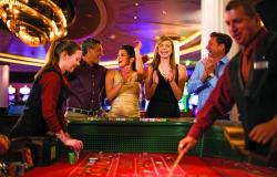 Celebrity Infinity - Celebrity Cruises - Fortune's Casino a bavící se lidé
