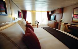 Celebrity Silhouette - Celebrity Cruises - Detail manželské postele v kajutě