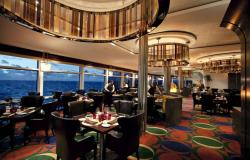 Celebrity Solstice - Celebrity Cruises - personál připravující stoly v luxusní restauraci s nádherným výhledem na moře