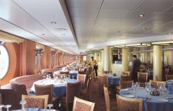 MSC Armonia - MSC Cruises - obsluha restaurace připravující jídelní stoly