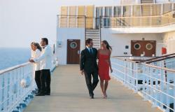 MSC Armonia - MSC Cruises - procházející se pár po horní palubě lodi