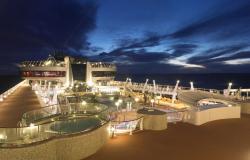 MSC Fantasia - MSC Cruises - osvětlená horní paluba lodi v noci