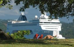 MSC Lirica - MSC Cruises - Žena odpočívající s knihou ruce a v pozadí kotvící loď