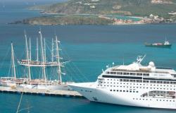 MSC Lirica - MSC Cruises - kotvící loď a přístav a plachetnice v pozadí