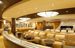 MSC Magnifica - MSC Cruises - zlatavý interiér s černým koncertním křídlem
