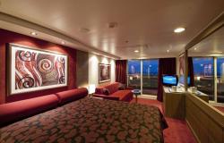 MSC Magnifica - MSC Cruises - luxusní suite kajuta na lodi s manželskou postelí, sofa a vlastním balkónem