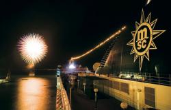 MSC Musica - MSC Cruises - ohňostroj v noci a v popředí logo lodi