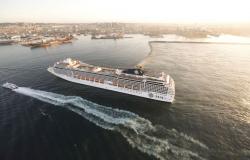 MSC Poesia - MSC Cruises - loď a zlatavá záře ranního slunce nad přístavem