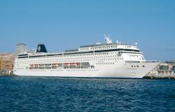 MSC Sinfonia - MSC Cruises - loď u doku v městě
