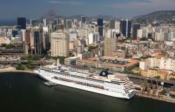 MSC Sinfonia - MSC Cruises - loď kotvící u břehu moderního velkoměsta