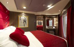 MSC Divina - MSC Cruises - manželská postel a dekorativní srdcové polštáře