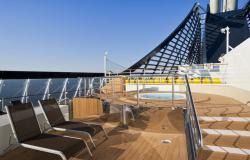 MSC Divina - MSC Cruises - lehátka na horní palubě, bazén a basketbalové hřiště v pozadí.