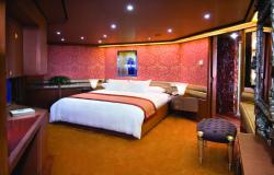 MS Noordam - Holland America Line - interiér apartmánu s luxusní manželskou postelí
