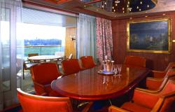 MS Volendam - Holland America Line - nádherný červený stůl s křesly v luxusním apartmánu