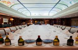Azamara Quest - Azamara Club Cruises - velký jídelní stůl a originální výzdoba stropu v restauraci