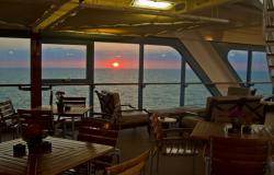 Azamara Journey - Azamara Club Cruises - okouzlující západ slunce na moři