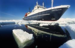 Ortelius - Oceanwide Expeditions - loď plující mezi ledovými kry na Antarktidě