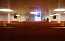 Ortelius - Oceanwide Expeditions - interiér konferenční místnosti s projektorem na lodi