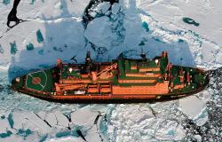 50 Years of Victory - Quark Expeditions - loď plující oblastí ledových ker směrem na Severní pól