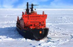 50 Years of Victory - Quark Expeditions - červený ledoborec razící si cestu arktickými ledy 