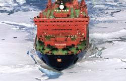 50 Years of Victory - Quark Expeditions - příď lodí, razící si cestu arktickou oblastí