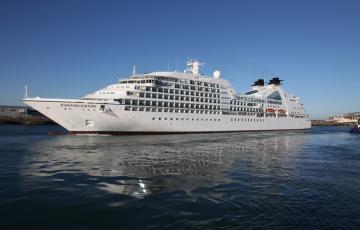 Seabourn Sojourn - Seabourn Cruise Line - loď vyplouvající z přístavních doků