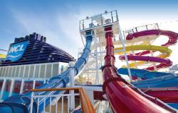 Norwegian Breakaway - Norwegian Cruise Lines - pohled na barevné tobogány na lodi