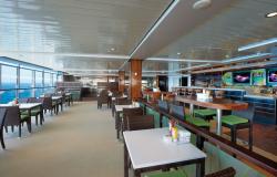 Norwegian Breakaway - Norwegian Cruise Lines - stolky v baru a výhled ven