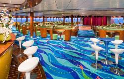 Norwegian Jade - Norwegian Cruise Lines - luxusní interiér lodi a podlaha s modrými mořskými vlnami a mořskou pannou