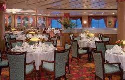 Norwegian Sky - Norwegian Cruise Lines - jídelní stoly s malou dekorativní lampou