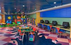 Pride of America - Norwegian Cruise Lines - stoly s PC a stolními hrami v dětském koutku
