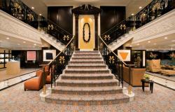 Azamara Journey - Azamara Club Cruises - hlavní schodiště na lodi