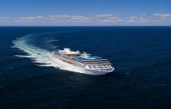 Azamara Journey - Azamara Club Cruises - loď brázdící temně modré mořské vlny