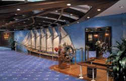Brilliance of the Seas - Royal Caribbean International - dřevěné kormidlo a modelová replika historické lodi