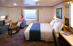 Grandeur of the Seas - Royal Caribbean International - lidé odpočívající v luxusní kajutě