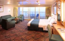 Grandeur of the Seas - Royal Caribbean International - luxusní kajuta s modrým stolkem na balkóně